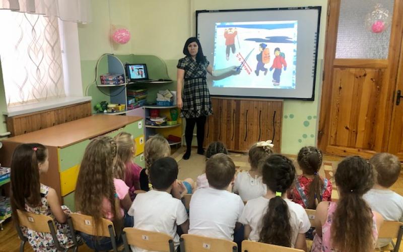  В ДОО прошли мероприятия по теме "Безопасное поведения на льду". Цель данного мероприятия - предупреждение несчастных случаев на водных объектах в осеннее - зимний период. В процессе мероприятия у детей формировались  знания  об опасном поведении на льду во время осеннее зимнего периода,развивали  логическое мышление, умение определять причинно - следственные связи, речь,воспитывали представления о нравственных нормах жизни: чувство сострадания, умение правильно оказать помощь пострадавшим.